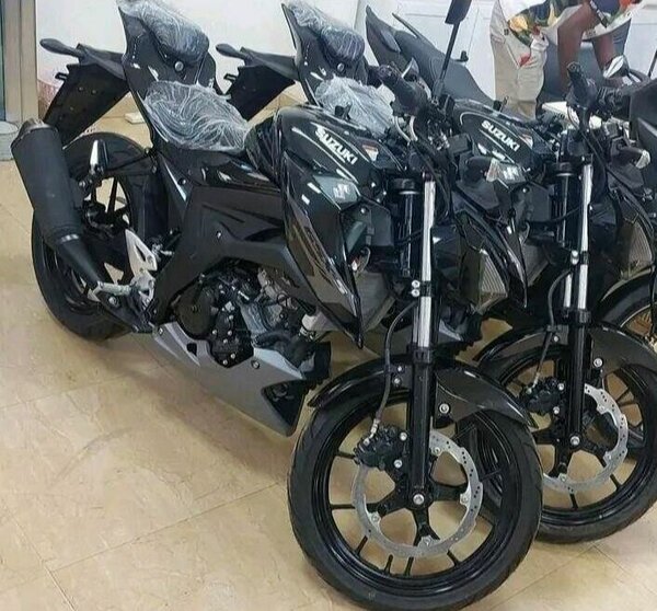 Moto Suzuki Gixxer noire neuve