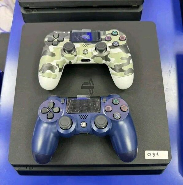 Console PS4 avec manettes