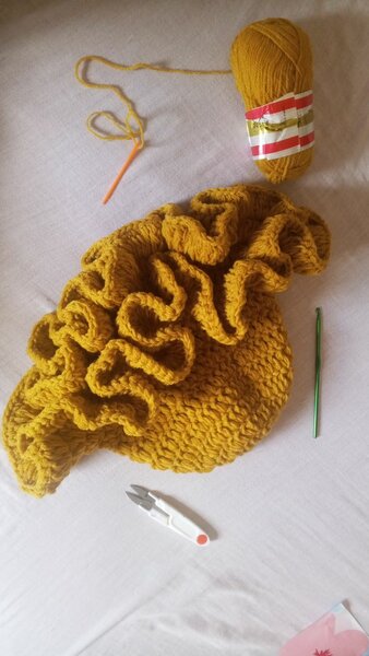 Chapeau en tricot ocre élégant