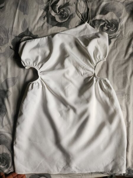 Robe blanche découpée