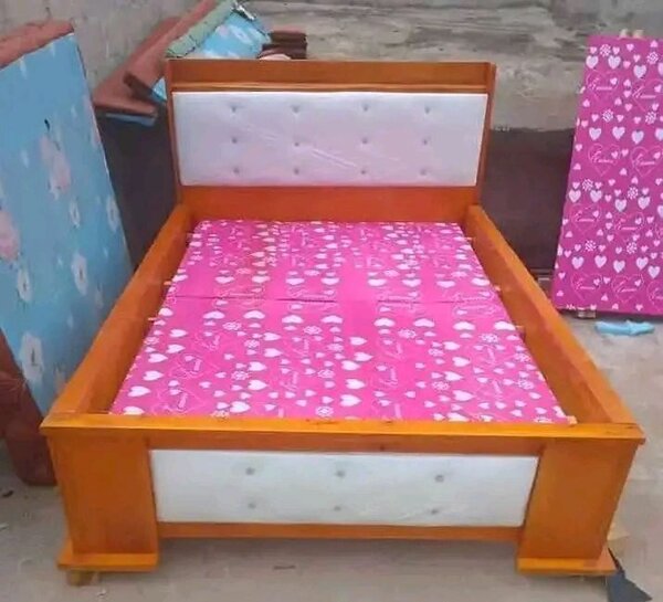 Lit double en bois avec matelas