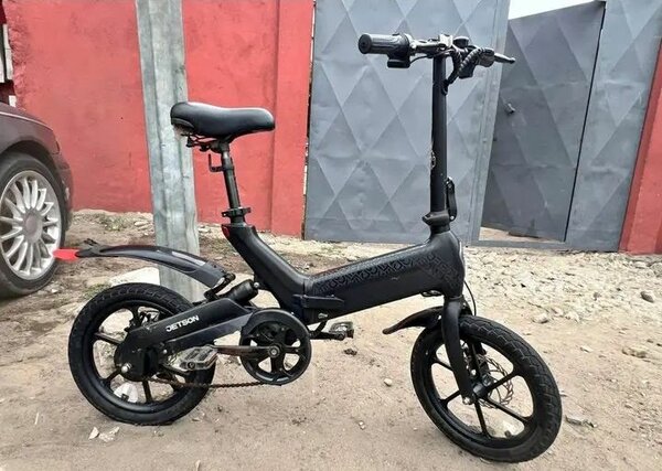 Vélo électrique pliable compact