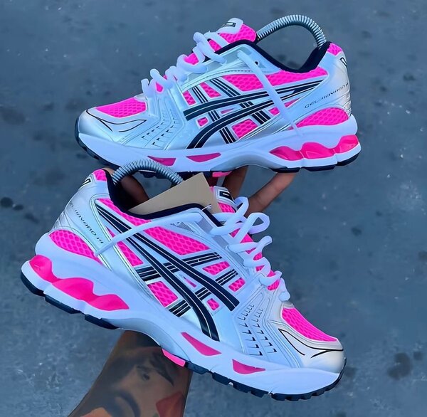 Chaussures Asics blanches et roses