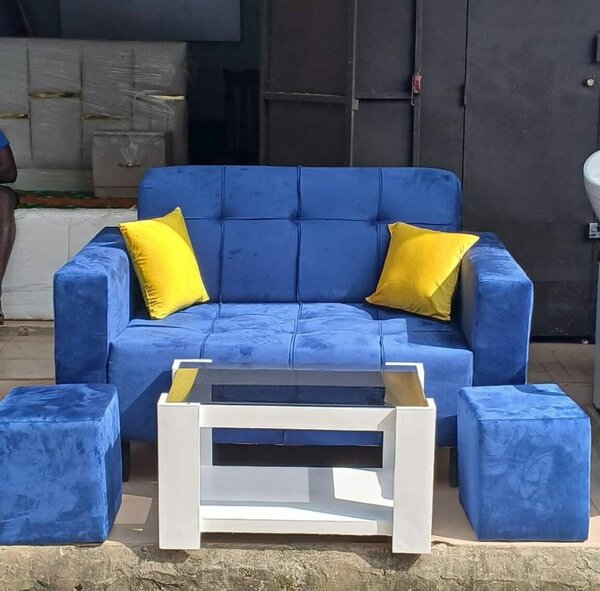 Canapé bleu avec coussins