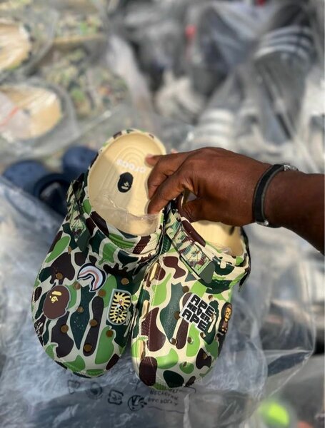 Bape x Crocs : chaussures camouflage vert