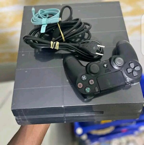 PlayStation 4 Slim avec Manette et Câbles