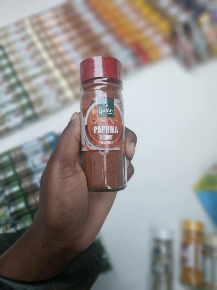 Épices Variées en Pots Pratiques