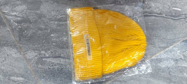 Bonnet en tricot jaune vif