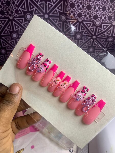 Faux ongles rose avec décorations