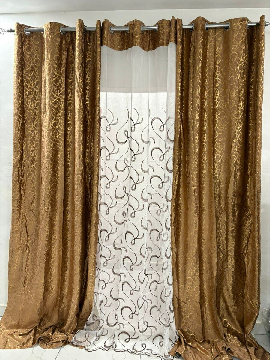 Rideaux dorés avec broderie