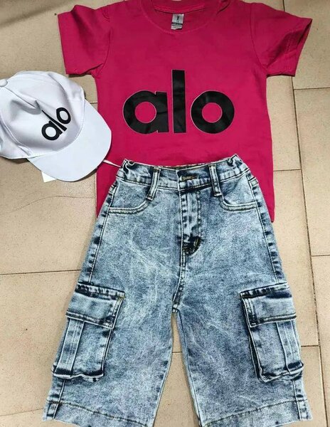 Ensemble femme : T-shirt alo et jeans cargo