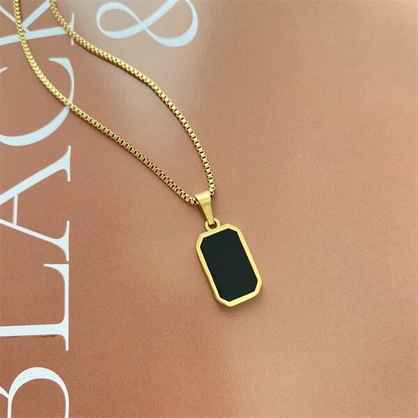 Collier pendentif noir doré