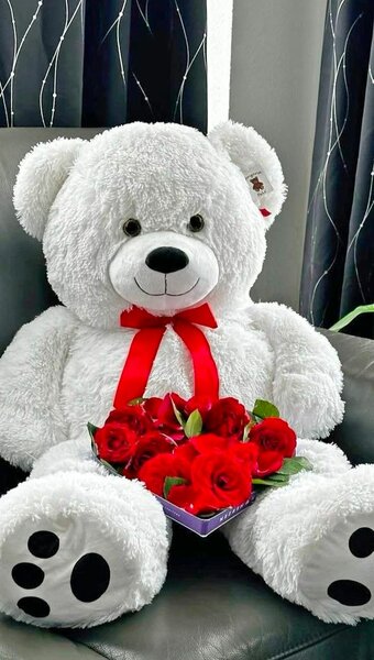 Gros ours en peluche blanc avec roses