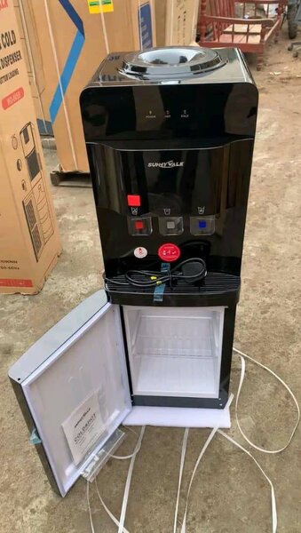 Distributeur d'eau chaude et froide