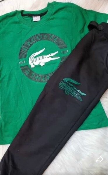 Ensemble T-shirt Lacoste vert et pantalon noir