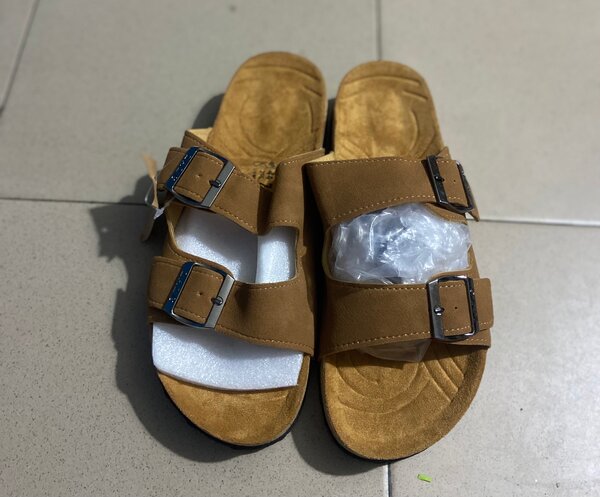 Sandales plates à deux brides