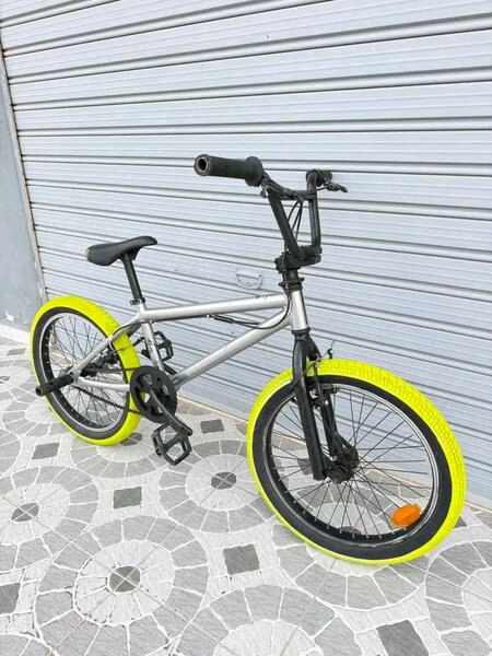 Vélo BMX argent et noir avec garde-boue jaune
