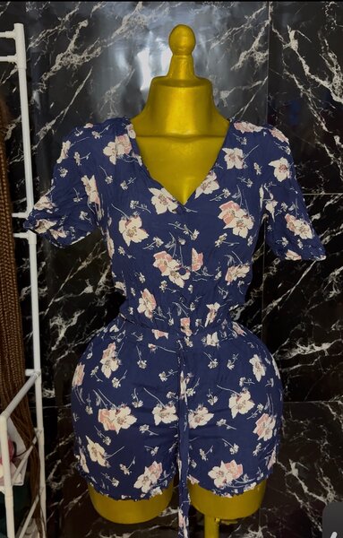 Combinaison fleurie bleu marine