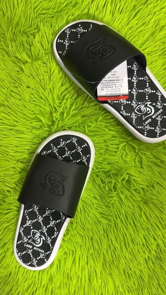 Sandales homme motif noir et blanc