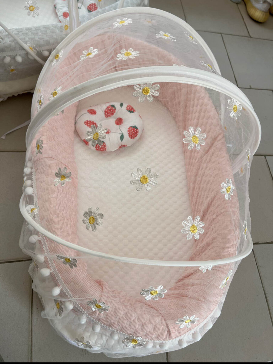 Lit bébé avec moustiquaire