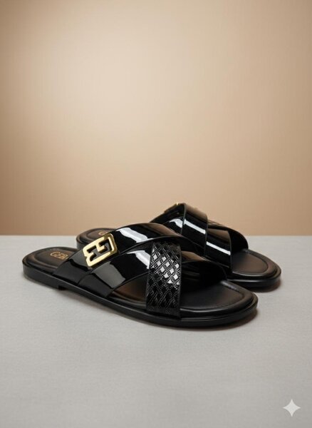 Sandales plates noires avec boucle dorée