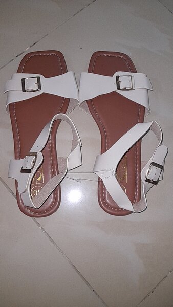 Sandales minimalistes blanches