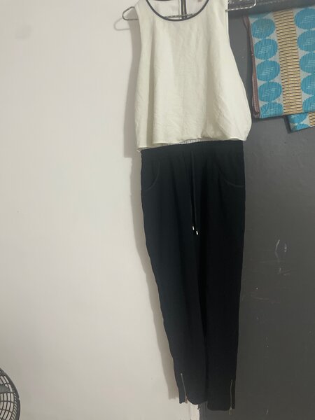 Ensemble legging noir et débardeur blanc