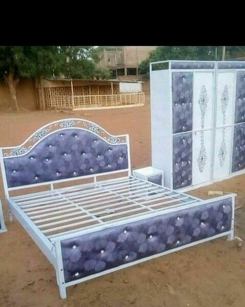 Lit en métal avec tête de lit capitonnée