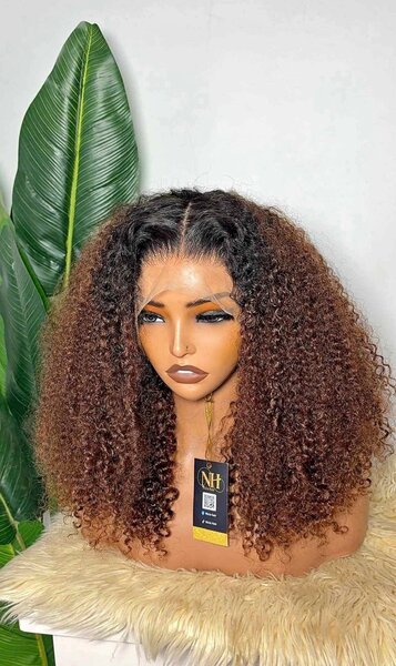 Perruque Bouclée Volumineuse