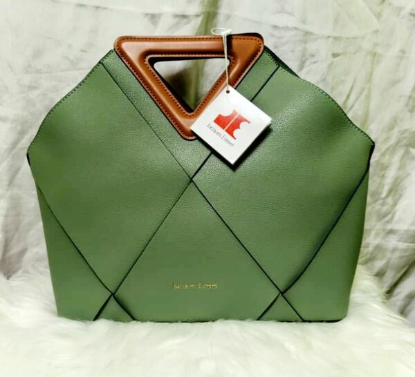 Sac à main triangulaire élégant