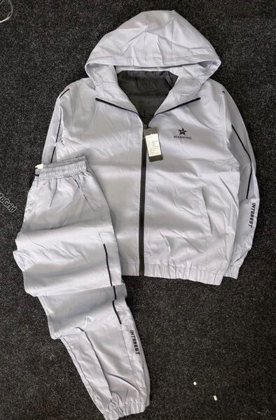 Ensemble survêtement gris avec détails réfléchissants