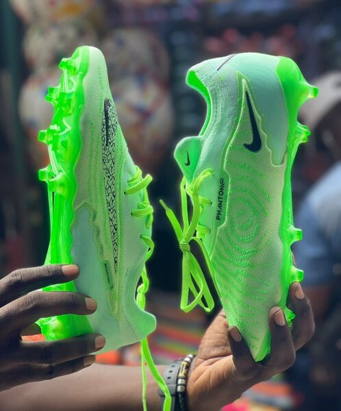 Chaussures de foot Nike Phantom vertes