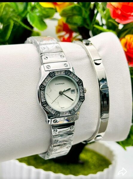 Montre élégante avec strass