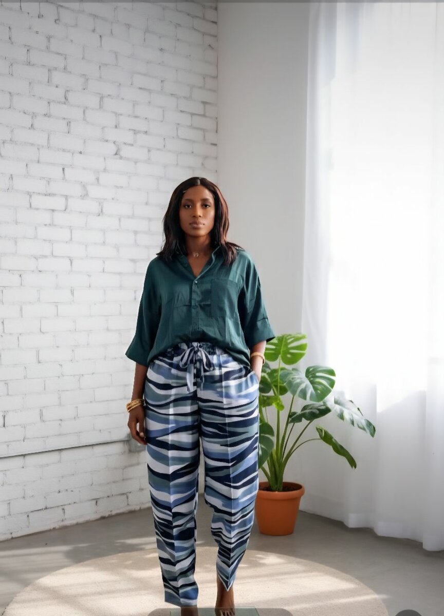 Ensemble chemise verte et pantalon rayé