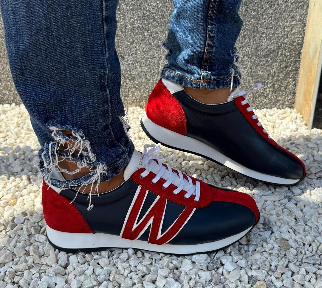 Baskets tendance bleu et rouge