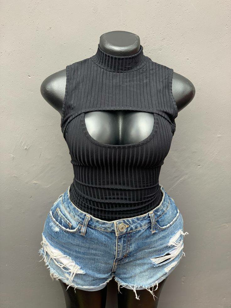 Top moulant noir élégant