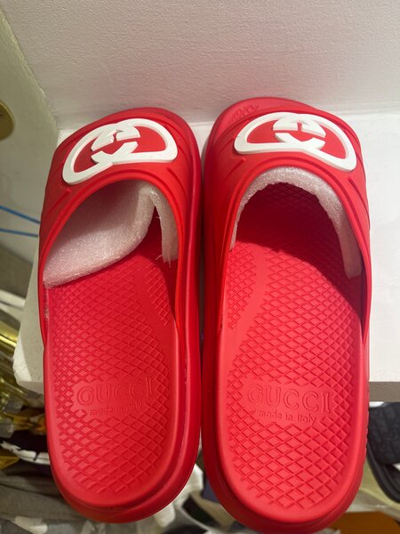 Claquettes rouges en caoutchouc