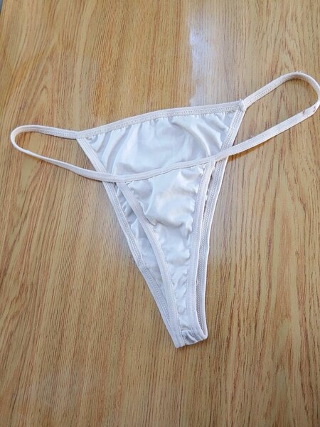 String slip blanc pour femme