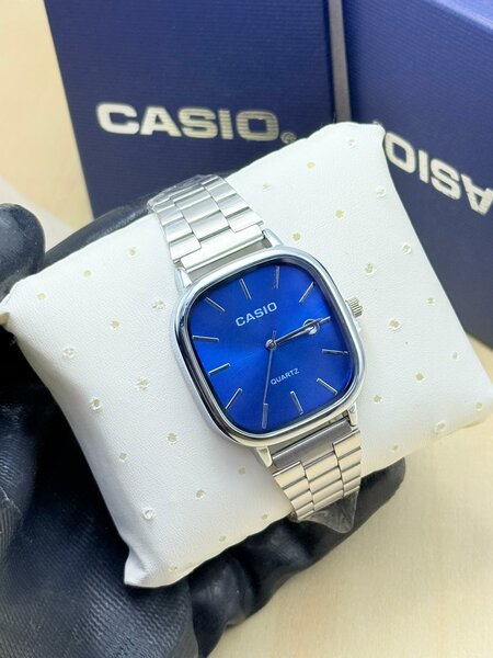 Montre Casio bleue élégante