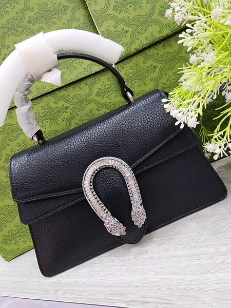 Sac à main en cuir avec fermoir en forme de sabot