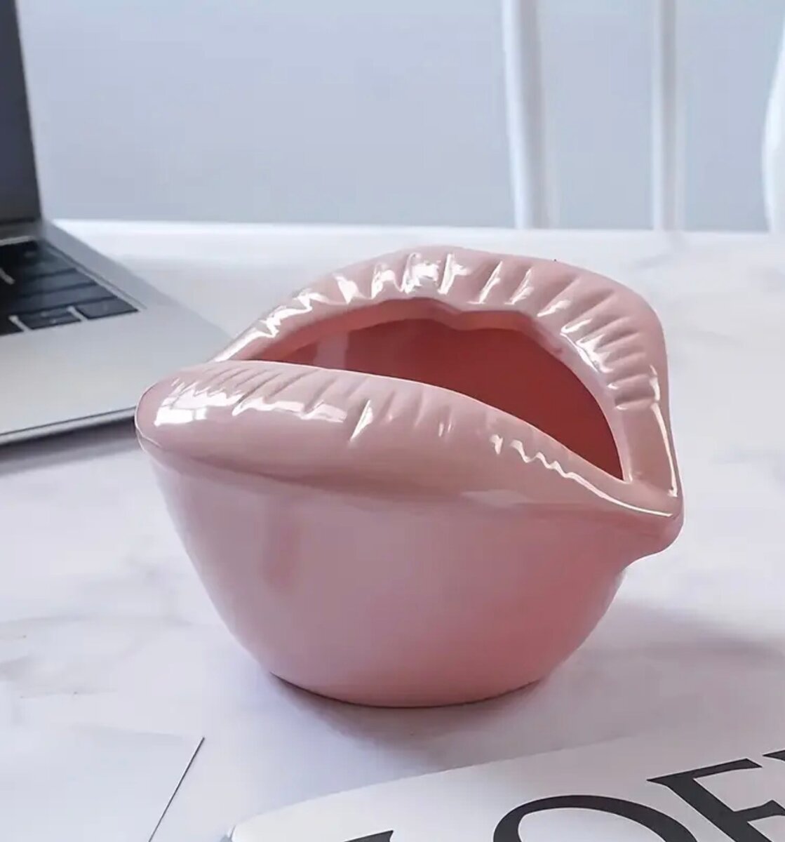 Cendrier en forme de lèvres roses