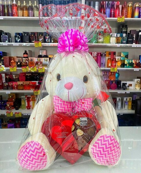 Lapin en peluche avec des chocolats pour Saint Valentin