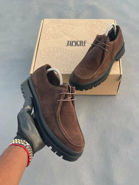 Chaussures en cuir marron robustes