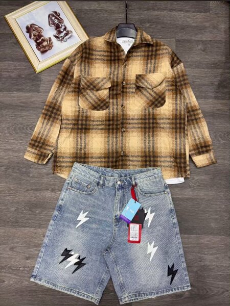 Chemise à carreaux et shorts en jean