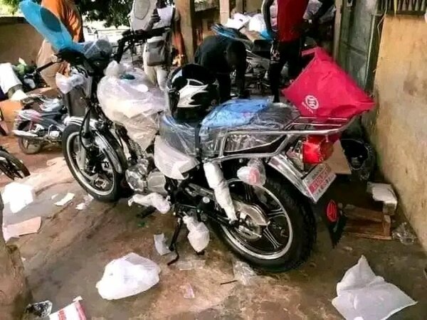 Moto neuve sous plastique - Livraison rapide