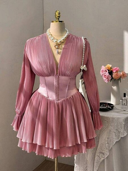 Robe rose en satin plissé pour femmes