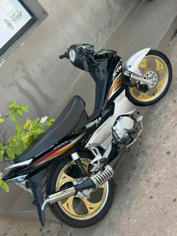 Moto KTM X4 noire et argent