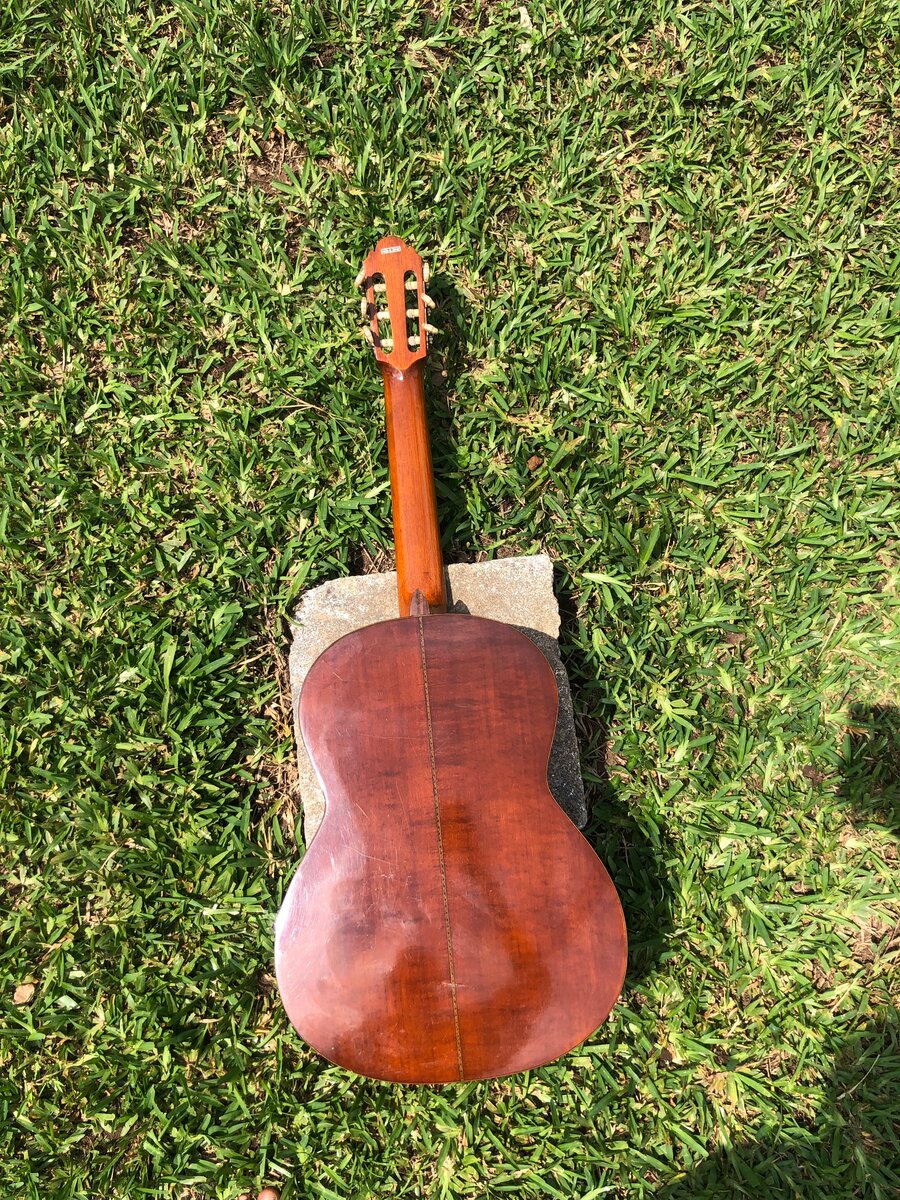 Guitare classique en bois