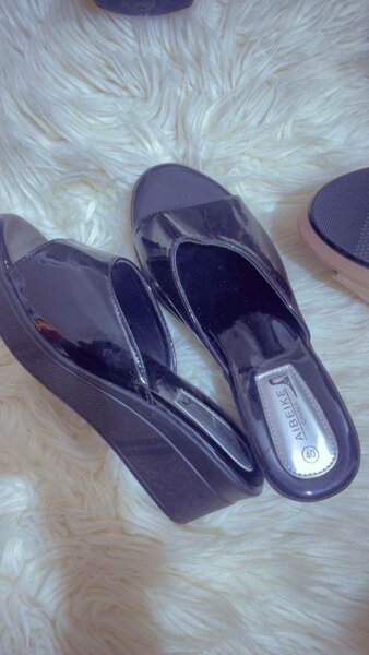 Sandales à talon compensé élégantes