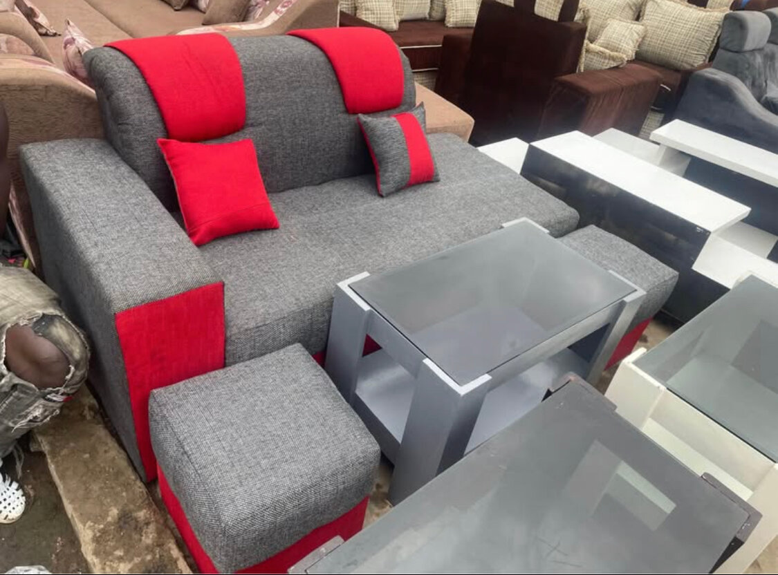 Canapé gris et rouge avec table basse